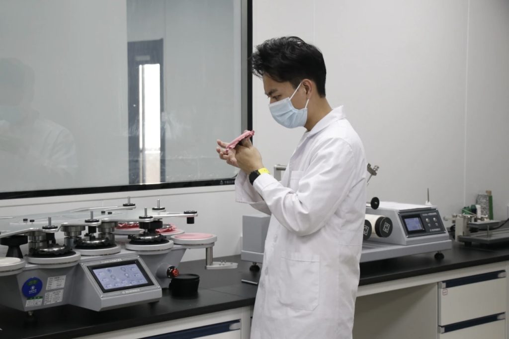 A man tests yarn color fastness/anti-pilling/shrinkage in a yarn testing lab