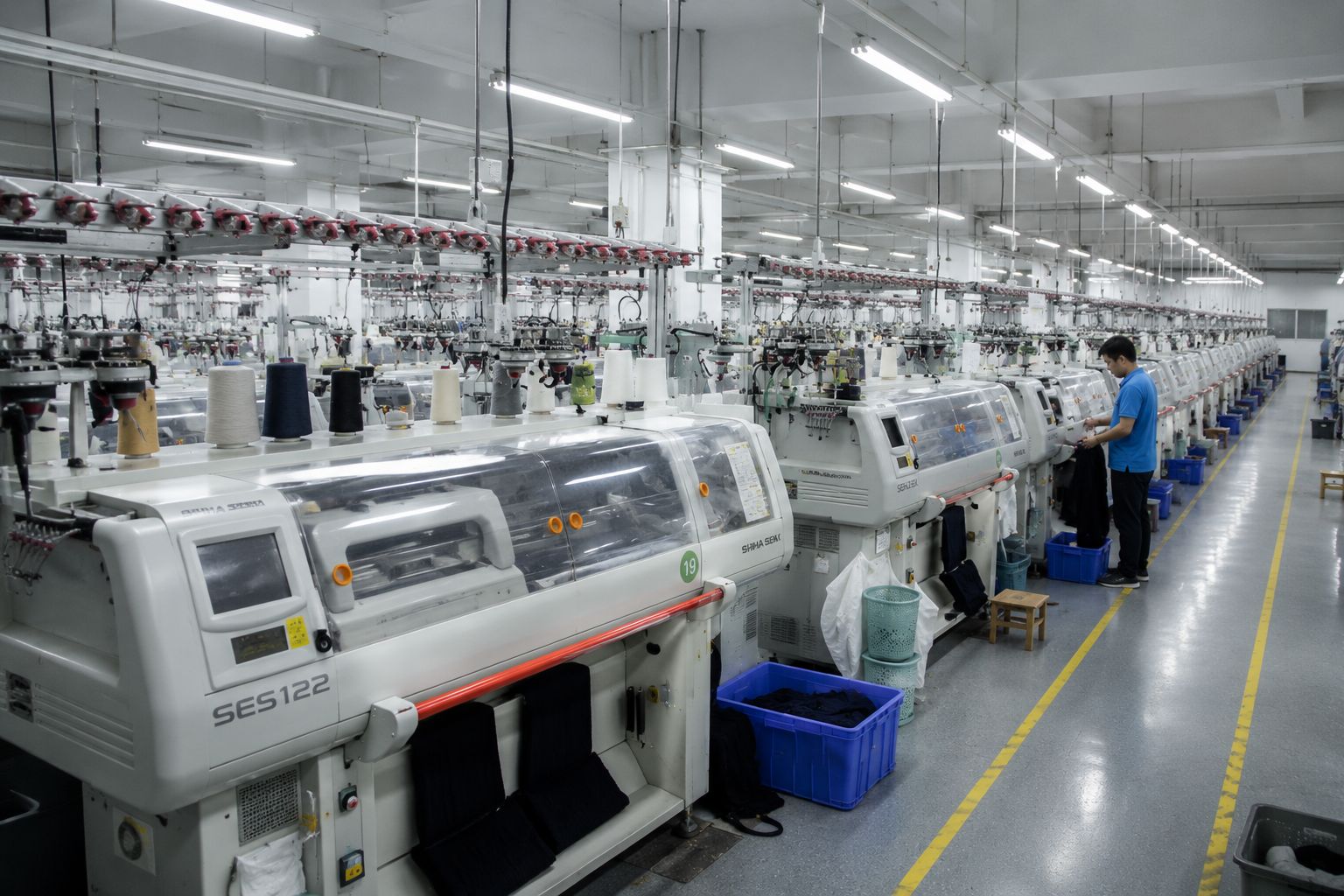 Fully-fashioned knitwear production with reduced cutting waste